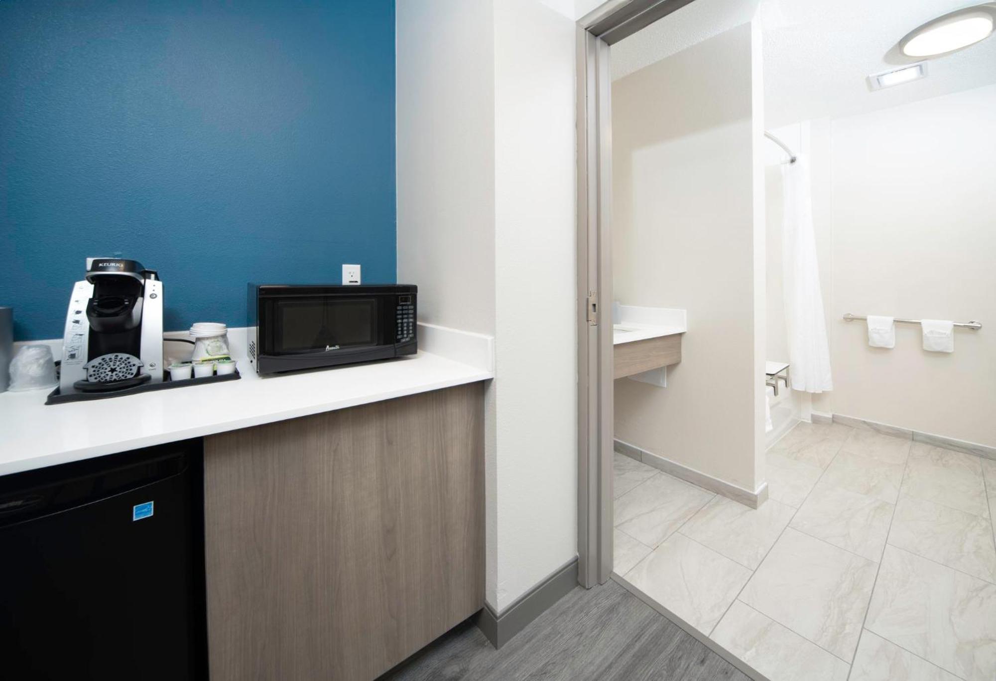 Holiday Inn Express & Suites Indianapolis - East By Ihg Exterior photo