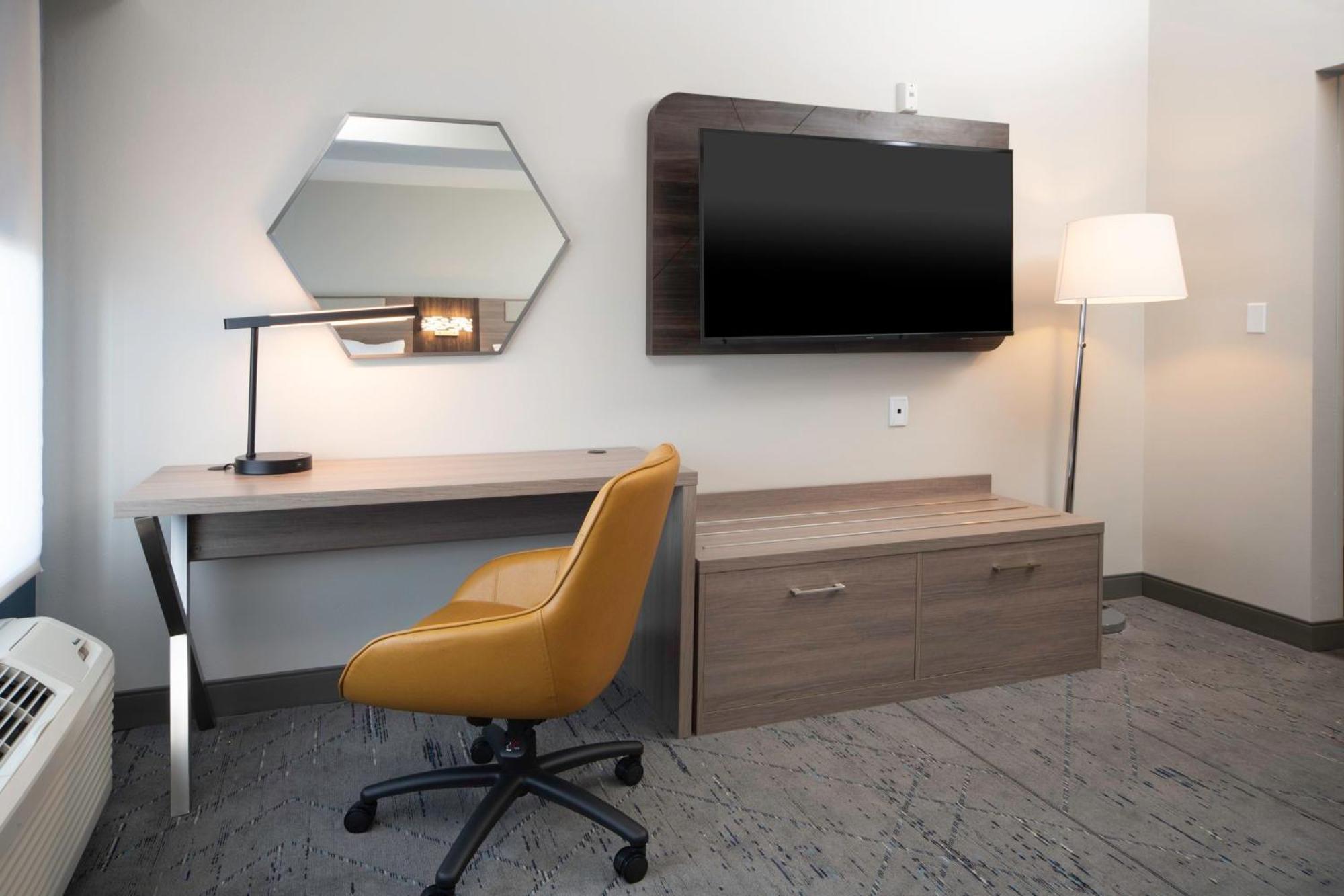 Holiday Inn Express & Suites Indianapolis - East By Ihg Exterior photo