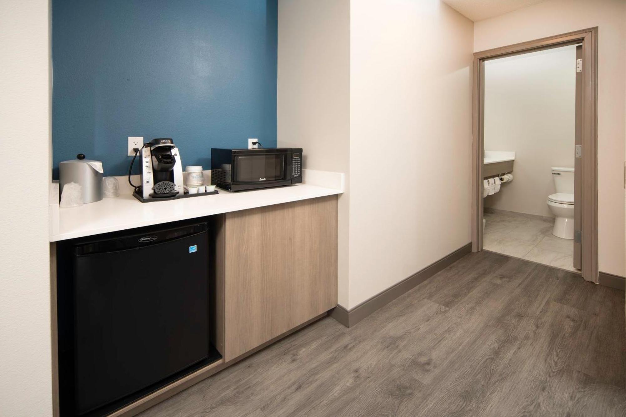 Holiday Inn Express & Suites Indianapolis - East By Ihg Exterior photo