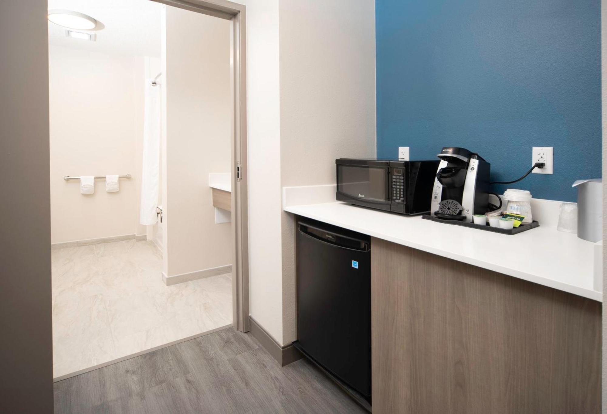 Holiday Inn Express & Suites Indianapolis - East By Ihg Exterior photo