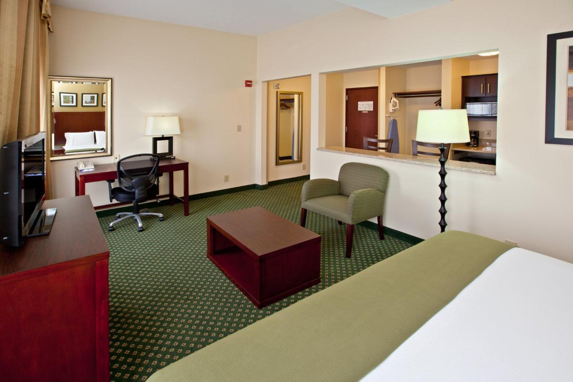 Holiday Inn Express & Suites Indianapolis - East By Ihg Exterior photo